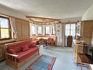 een woonkamer met een bank en een tafel bij Gschwendtnerhof App5 Pätzig in Aschau im Chiemgau