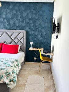 Ένα ή περισσότερα κρεβάτια σε δωμάτιο στο Appartement Bouznika POOL & BEACH