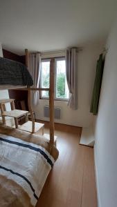 Ένα ή περισσότερα κρεβάτια σε δωμάτιο στο Les Chambres du Monteil - 1 à 5personnes