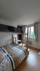 Ένα ή περισσότερα κρεβάτια σε δωμάτιο στο Les Chambres du Monteil - 1 à 5personnes