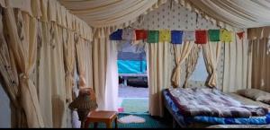 Ένα ή περισσότερα κρεβάτια σε δωμάτιο στο rudraksh vally camp