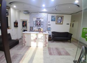 Hotel RS international Couple Friendly في نيودلهي: غرفة معيشة بها طاولة وأريكة +17 صورة