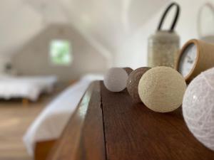 ein Holztisch mit Kugeln darauf in der Unterkunft L'orée du bois in Saint-Valery-sur-Somme