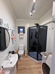 Ένα μπάνιο στο GRETA Nowoczesny domek modułowy nad stawem