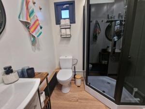 Ένα μπάνιο στο GRETA Nowoczesny domek modułowy nad stawem