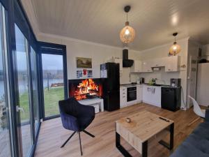 Η κουζίνα ή μικρή κουζίνα στο GRETA Nowoczesny domek modułowy nad stawem +73 φωτογραφίες