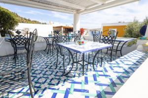 パナレーアにあるArt B&Bの青と白のタイルを用いたパティオ(テーブル、椅子付)