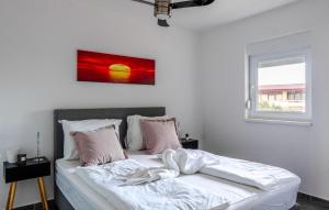 Postel nebo postele na pokoji v ubytování Pet Friendly Apartment In Vir With House Sea View