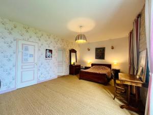 Giường trong phòng chung tại Ferme de Beaumont Norman Farmhouse Authentic Stay