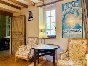 Khu vực ghế ngồi tại Ferme de Beaumont Norman Farmhouse Authentic Stay