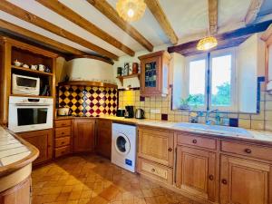 Nhà bếp/bếp nhỏ tại Ferme de Beaumont Norman Farmhouse Authentic Stay