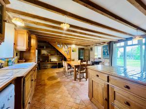 Nhà bếp/bếp nhỏ tại Ferme de Beaumont Norman Farmhouse Authentic Stay +75 ảnh