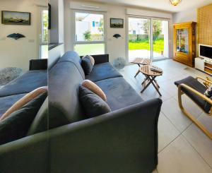 twee afbeeldingen van een woonkamer met een bank bij Ty ravissant - Les Gîtes de la Côte d'Amour in Le Croisic