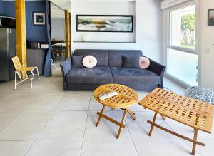 een woonkamer met een bank en een tafel bij Ty ravissant - Les Gîtes de la Côte d'Amour in Le Croisic