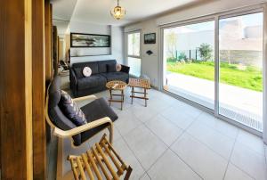 een woonkamer met een bank en een tafel bij Ty ravissant - Les Gîtes de la Côte d'Amour in Le Croisic