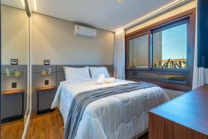 Ένα ή περισσότερα κρεβάτια σε δωμάτιο στο Apartamento com jacuzzi no centro de Gramado