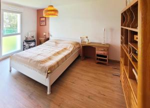 een slaapkamer met een bed, een bureau en een raam bij Ty ravissant - Les Gîtes de la Côte d'Amour in Le Croisic +11 foto's
