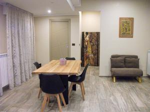 a dining room with a wooden table and chairs at Belvedere Vallata Affitti Brevi in Vallata