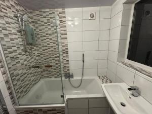 Et badeværelse på 3 Double Room House, Parking, Facilities