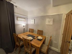 Et opholdsområde på 3 Double Room House, Parking, Facilities + 26 billeder