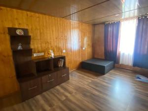 a living room with a bed and a window at DreamVilla Retreat Apartment Pelling in Pelling +11 photos
