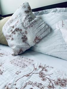 - un lit blanc avec un oreiller dans l'établissement Lofts Inverno Centro Histórico, à Parati 111 autres photos