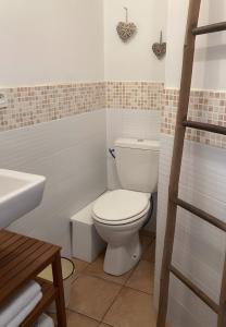 ein Badezimmer mit Toilette und Waschbecken in der Unterkunft Le Clos Du Gorion - Chambre d'Hôte in Montussan