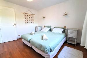 Ένα ή περισσότερα κρεβάτια σε δωμάτιο στο La petite Maison de Cuzion