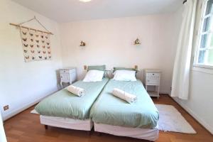 Ένα ή περισσότερα κρεβάτια σε δωμάτιο στο La petite Maison de Cuzion