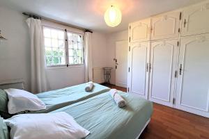 Ένα ή περισσότερα κρεβάτια σε δωμάτιο στο La petite Maison de Cuzion