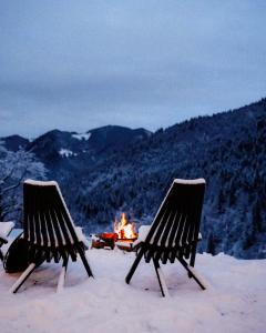 Котедж Royal place في Krivorovnya: كرسيان في الثلج ونار مشتعلة في الجبال