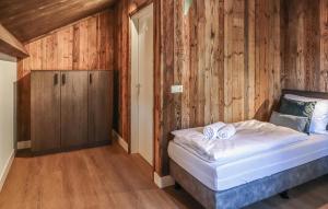 Postel nebo postele na pokoji v ubytování Awesome Home In Afritz Am See With Wifi