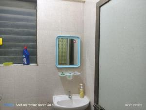 ターネーにあるPrivate Room5 At Pushpanjali Residency Ghodbunder Road Thane Westのバスルーム(シンク、青い鏡付)