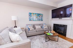 Et opholdsområde på Sauna, Hot Tub & Heated Pool Blue Mountain Getaway