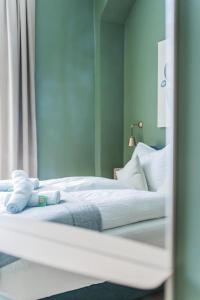 een spiegelbeeld van een bed bij HOME1 - Belvedere Boutique Hostel in Wenen