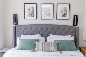 En eller flere senge i et værelse på Sauna, Hot Tub & Heated Pool Blue Mountain Getaway + 30 billeder