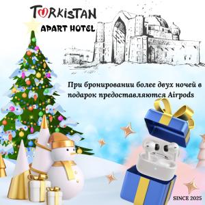 Un folleto navideño con un árbol de Navidad y regalos en Turkistan apart Hotel ближе Караван сарая, en Türkistan