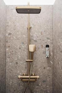 een douche met een douchekop en een douche bij HOME1 - Belvedere Boutique Hostel in Wenen