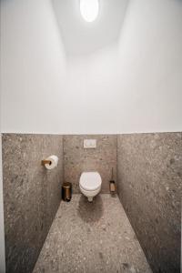 een badkamer met een toilet in een stal bij HOME1 - Belvedere Boutique Hostel in Wenen +5 foto's