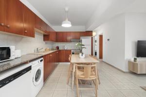 Кухня или мини-кухня в Downtown Stadium 3 Bedroom Apartment
