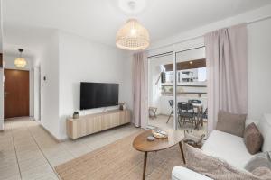 Телевизор и/или развлекательный центр в Downtown Stadium 3 Bedroom Apartment +8 фотографий