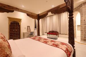 Postel nebo postele na pokoji v ubytování Fort Dadhikar, Alwar