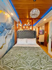 una camera da letto con un letto grande in una stanza di J&J Havenstay Ananda Square a Manila