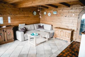 een woonkamer met een bank en een tafel bij Berghütte Inntalblick in Erlerberg