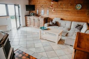 een woonkamer met een bank en een tafel bij Berghütte Inntalblick in Erlerberg