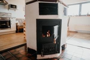 een open haard in het midden van een woonkamer bij Berghütte Inntalblick in Erlerberg