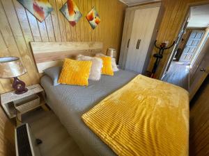 1 dormitorio con 1 cama grande en una casa pequeña en Cabaña moderna y equipada en parcela en Valdivia, en Valdivia