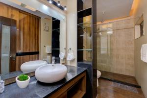y baño con lavabo grande y ducha. en The Grand Rustam Villa, en Gurgaon 30 fotos más