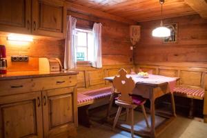 uma cozinha com uma mesa e uma sala de jantar em Kuschelhütte em Neukirchen