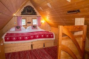 um quarto num chalé com uma cama em Kuschelhütte em Neukirchen